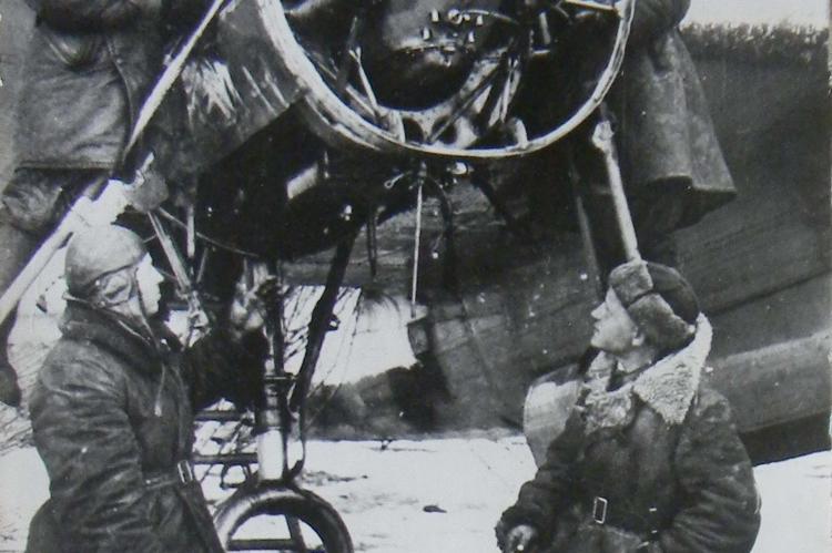 Обслуживание самолета СБ из состава 1-го бомбардировочного авиационного полка (зима 1941‒1942 гг.).