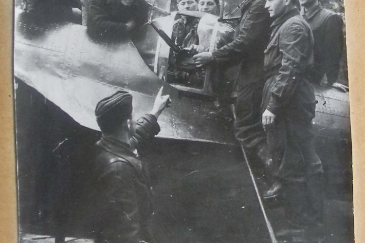 Перед полетом. Техники на бомбардировщике СБ. Аэродром Дракино. 1942 год.