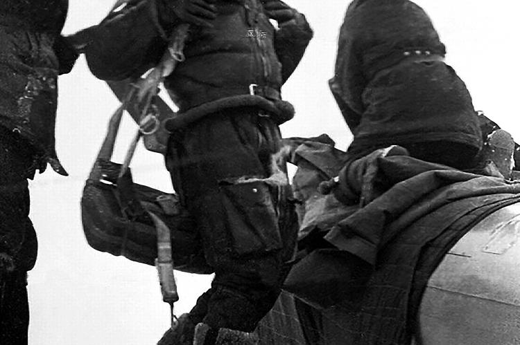 Герой Советского Союза капитан 191-го ИАП В. Б. Митрохин готовится к боевому вылету. Ленинградский фронт, 1944 год. 