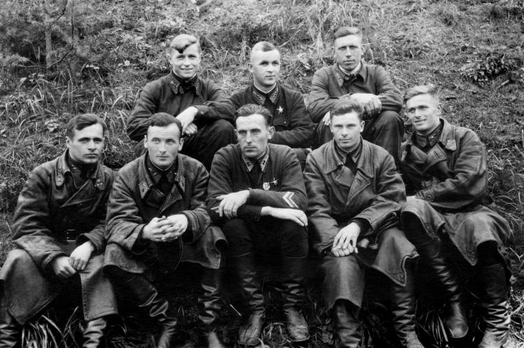 Командир 124-го ИАП майор Трунов с летчиками 2-й авиационной эскадрильи. Слева направо 1-й ряд: л-т Н. Кузьменко, к-н А. Пронин, м-р М. Трунов, ст. л-т Н. Цисаренко, л-т А Король. 2-й ряд: л-т Г. Иванченко, ст. л-т Д. Занин, л-т Н. Грунин. Аэродром Левашово, 1942 г. Из архива И. А. Мальцевой. 